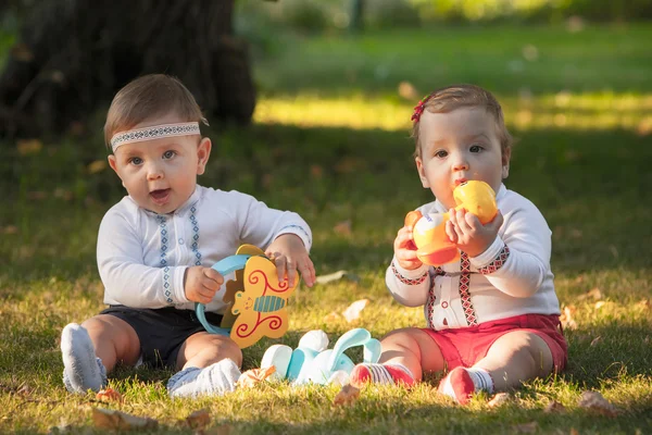 Babys, mindre än ett år gammal, leker med leksaker — Stockfoto