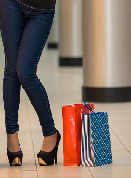 Vrouw met een shopping tassen in het winkelcentrum — Stockfoto
