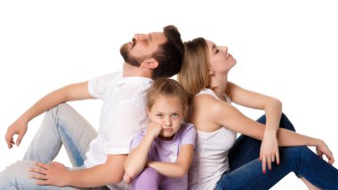 Beyaz arka plan üzerinde oturan yorgun aile