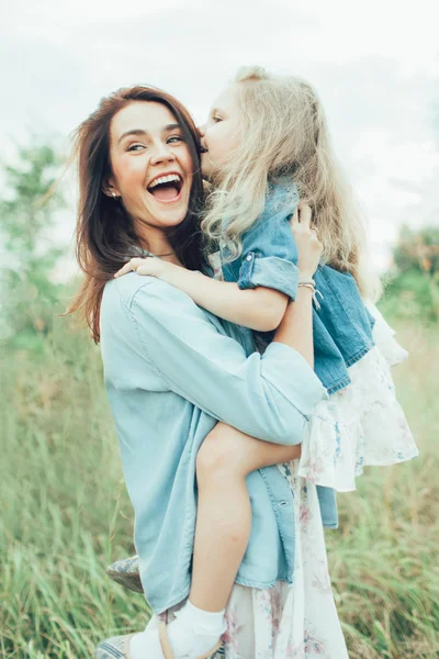 若い母と娘緑の草の背景の — ストック写真