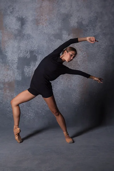 Jovem bela dançarina de estilo moderno posando em um fundo de estúdio — Fotografia de Stock