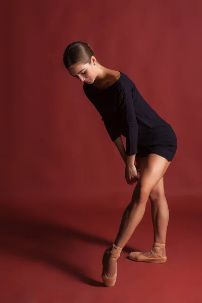 Jonge mooie moderne stijl danser poseren op een studio achtergrond — Stockfoto