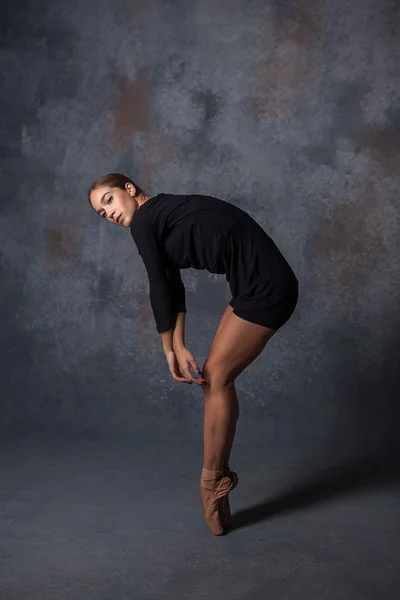 Молодий красивий танцюрист сучасного стилю позує на студійному фоні — стокове фото