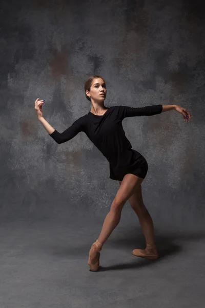 Joven hermosa bailarina de estilo moderno posando en un fondo de estudio — Foto de Stock