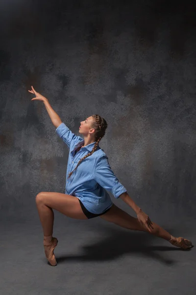 Joven hermosa bailarina de estilo moderno posando en un fondo de estudio — Foto de Stock