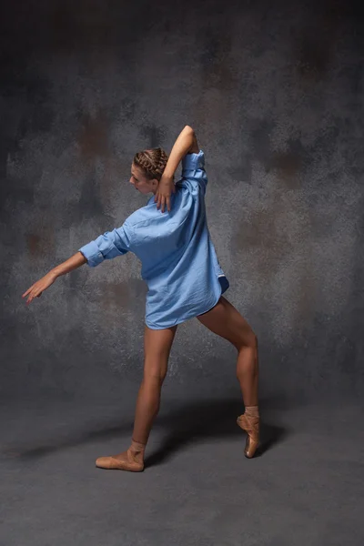 Jeune belle danseuse de style moderne posant sur un fond de studio — Photo