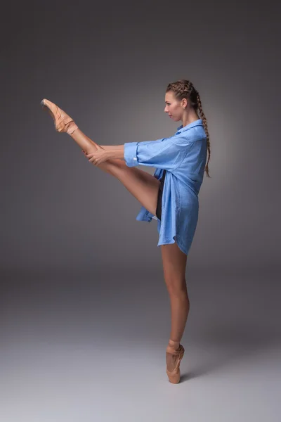 Joven hermosa bailarina de estilo moderno posando en un fondo de estudio — Foto de Stock