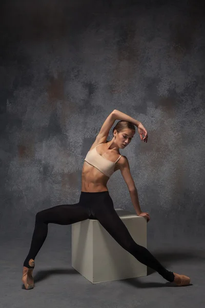 Jonge mooie moderne stijl danser poseren op een studio achtergrond — Stockfoto