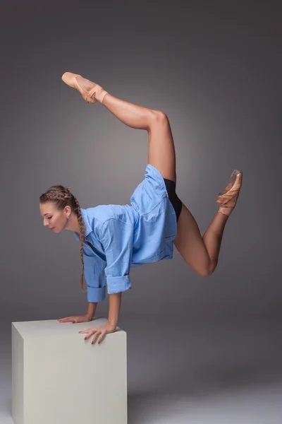 Jonge mooie moderne stijl danser poseren op een studio achtergrond — Stockfoto