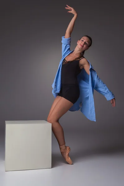 스튜디오 배경에 등장하는 아름답고 현대적 인 젊은 댄서 — 스톡 사진