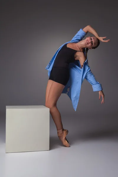 Молодая красивая танцовщица в современном стиле позирует на фоне студии — стоковое фото