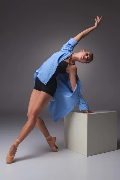 Joven hermosa bailarina de estilo moderno posando en un fondo de estudio — Foto de Stock