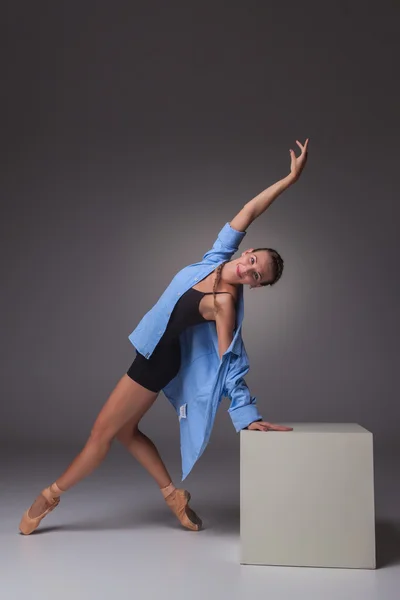 Joven hermosa bailarina de estilo moderno posando en un fondo de estudio — Foto de Stock