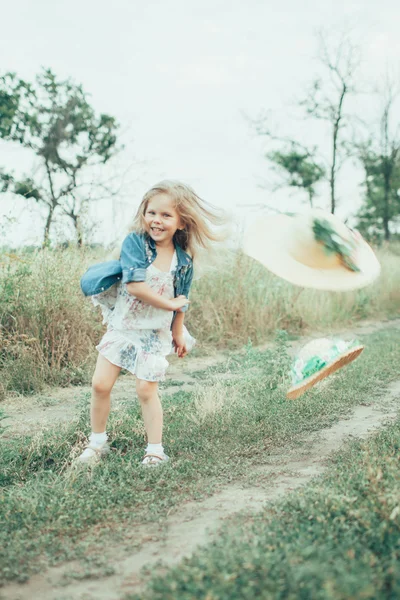 Den unga flickan på grönt gräs bakgrund — Stockfoto