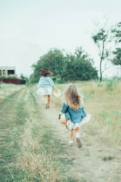 La jeune mère et sa fille sur fond d'herbe verte — Photo