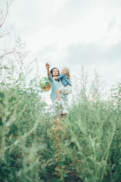 Genç anne ve kızı yeşil çim zemin üzerine — Stok fotoğraf