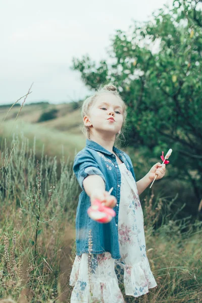 La jeune fille sur fond d'herbe verte — Photo