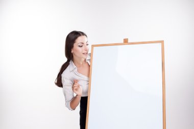 boş tabela beyaz arka plan üzerinde gösterilen genç iş kadını