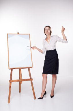 bir şey beyaz arka plan üzerinde gösterilen genç iş kadını