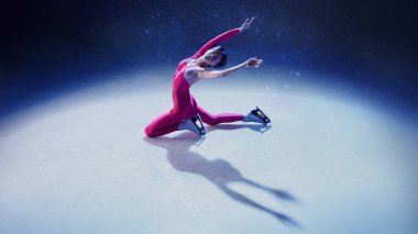 Pembe elbiseli artistik patinajcı. Sahne ışıkları altında zarif duygusal duruşuyla buz üstünde diz çöküyor. Vücut farkındalığı, hareketteki zarafet, sanatsal fitness fotoğrafçılığı ve dikkatli performans kavramı..