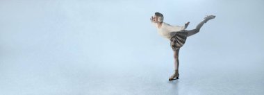 Beyaz süveter ve ekose etekli kadın patenci buz gibi sahnede dans ediyor. Nazik enerji kavramı, güç ve zarafet arasındaki denge, nostaljik güzellik ve hareketsiz duygusal durgunluk..