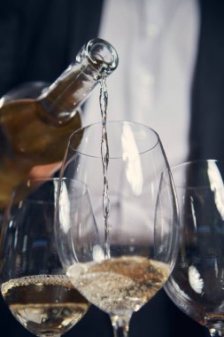 Tadım seremonisi sırasında beyaz şarabın cama akışını kapat. Konukseverlik ve duyusal estetik anlayışı zarafet, odaklanma ve sanatsal hareket gösterir.