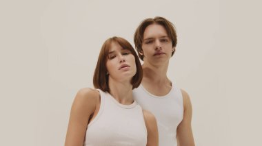 Sakin genç bir çift, temiz doğal ten ve sadelik sergiliyor. Güzellik anlayışı minimalizm, cilt bakımı saflığı, sağlık ve farkındalığı temsil eden bilinçli yaşam tarzı.