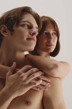 Yumuşak özgüven ve doğal güzellik parıltısıyla kucaklaşan çift. Duygusal denge kavramı, sağlıklı samimiyet, beden pozitifliği güveni ve bilinçli bağlantıyı sembolize eder.