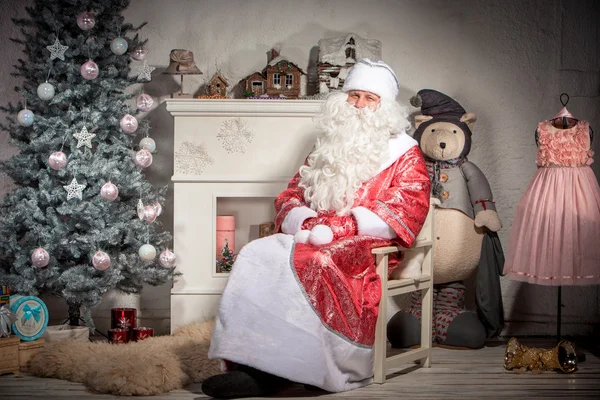 Feliz Santa Claus en el fondo de las decoraciones de Navidad —  Fotos de Stock