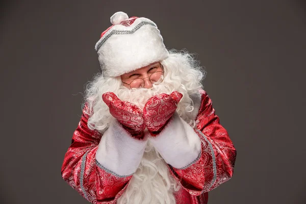 Mutlu Noel Baba kameraya bakıyor — Stok fotoğraf