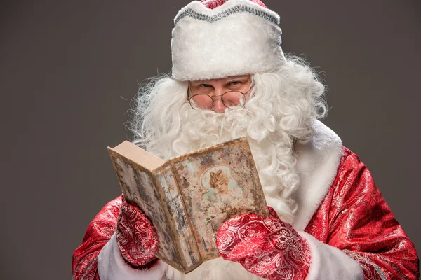 Santa claus czytanie książki — Zdjęcie stockowe