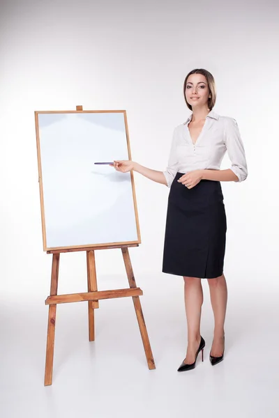 Молодая деловая женщина показывает что-то на белом фоне — стоковое фото