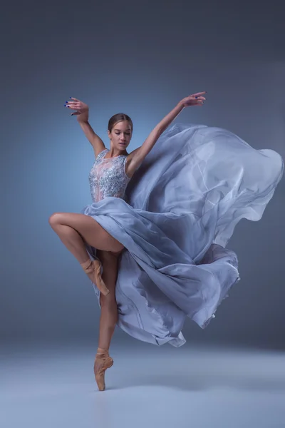 La belle ballerine dansant en robe longue bleue — Photo