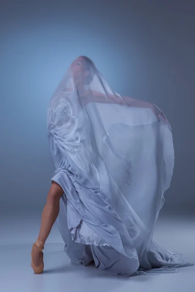 A bela bailarina dançando em azul vestido longo — Fotografia de Stock