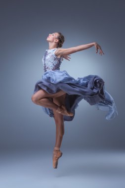 Mavi uzun elbise dans güzel balerin