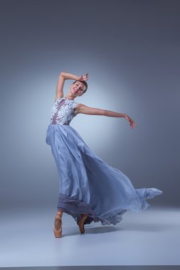 Mavi uzun elbise dans güzel balerin
