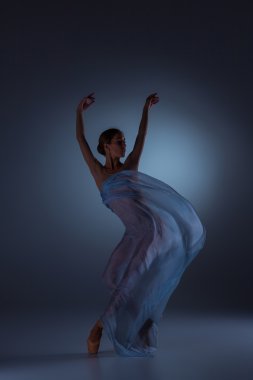 Mavi peçe ile dans güzel balerin