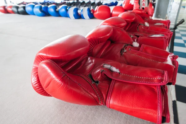 Пары красных и синих боксерских перчаток — стоковое фото