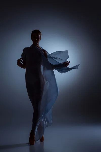 A bela bailarina dançando com véu azul — Fotografia de Stock