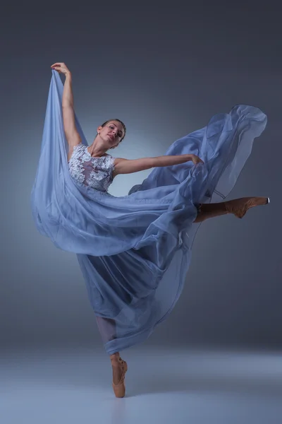 Piękne baleriny dancing w niebieska długa sukienka — Zdjęcie stockowe