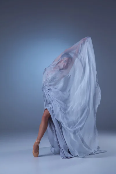 La bella ballerina che balla in abito lungo blu — Foto Stock