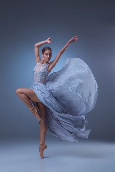 A bela bailarina dançando em azul vestido longo — Fotografia de Stock
