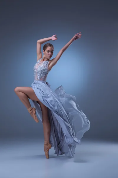 A bela bailarina dançando em azul vestido longo — Fotografia de Stock