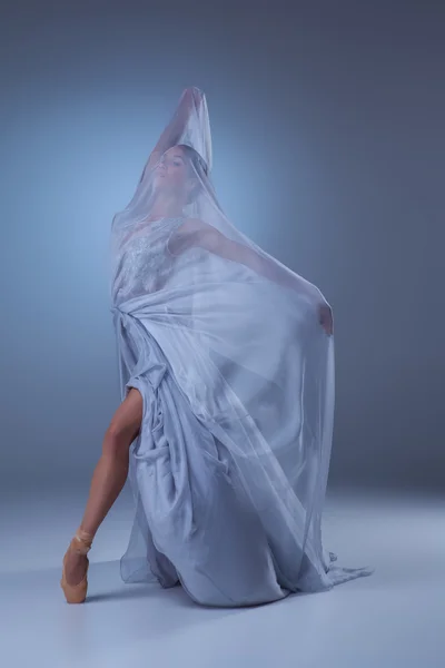 La hermosa bailarina bailando en vestido largo azul — Foto de Stock