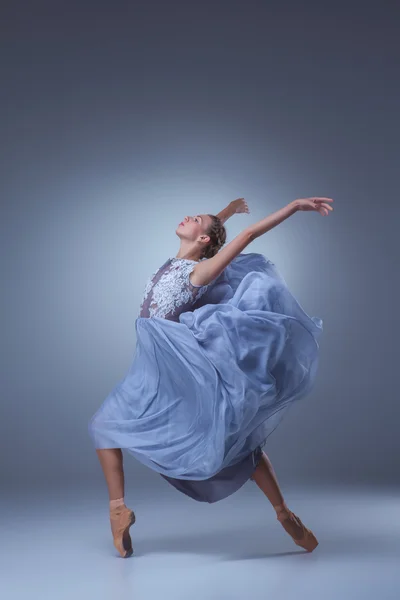 La hermosa bailarina bailando en vestido largo azul — Foto de Stock