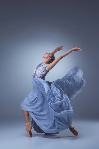 Piękne baleriny dancing w niebieska długa sukienka — Zdjęcie stockowe