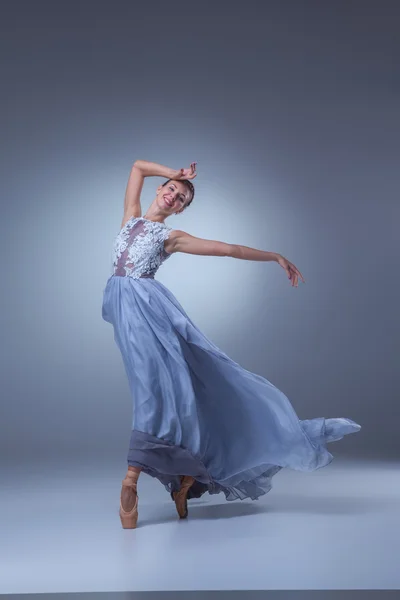 La hermosa bailarina bailando en vestido largo azul — Foto de Stock