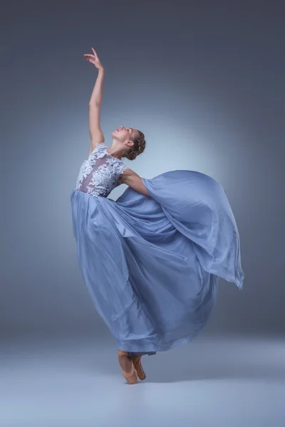 La hermosa bailarina bailando en vestido largo azul — Foto de Stock