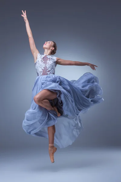 Прекрасная балерина танцует в синем длинном платье — стоковое фото