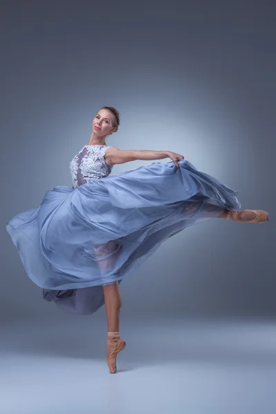 De prachtige ballerina dansen in blauwe lange jurk — Stockfoto